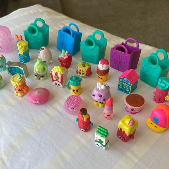 SHOPKINS RANDOM ITEMS - Picture 5 of 6